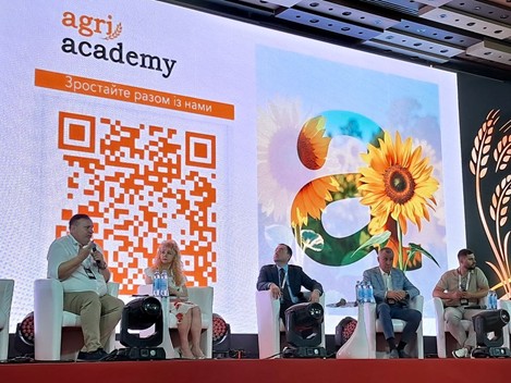 AgriAcademy презентовано на Agro Ukraine Summit: 300 годин безкоштовного практичного навчання для агробізнесу